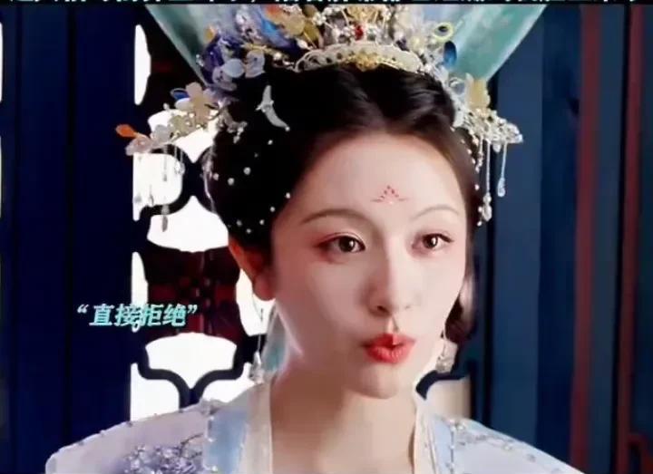 《朝雪录》原著里秦莞最后被燕迟策为皇后，虽然娘家无人，但也没有恢复忠勇候的爵位，