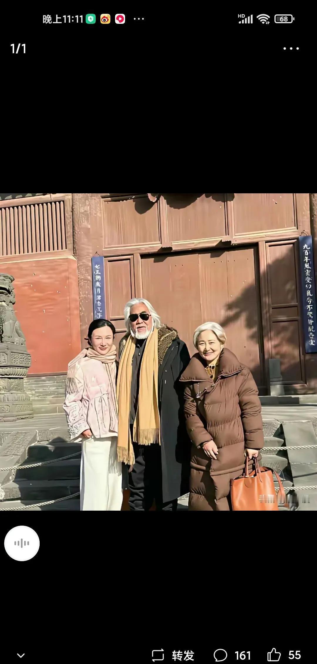 张纪中和岳母同框，她身穿旗袍，状态好到让人以为是张纪中同辈人。这岳母可比他小1