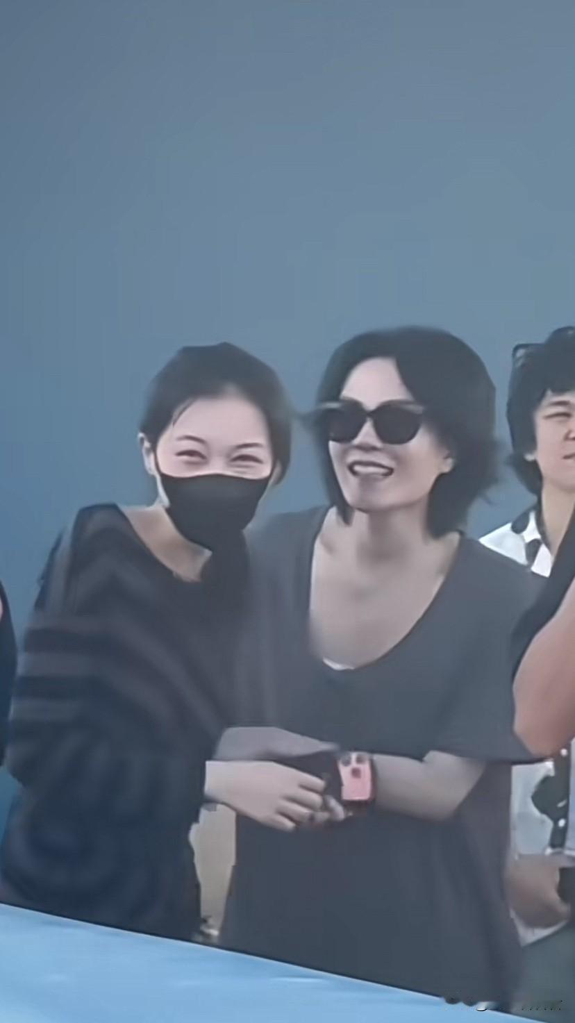 王菲李嫣同框看窦靖童演出，王菲激动的大叫，李嫣跟妈妈互动频道，为姐姐高兴，看表情