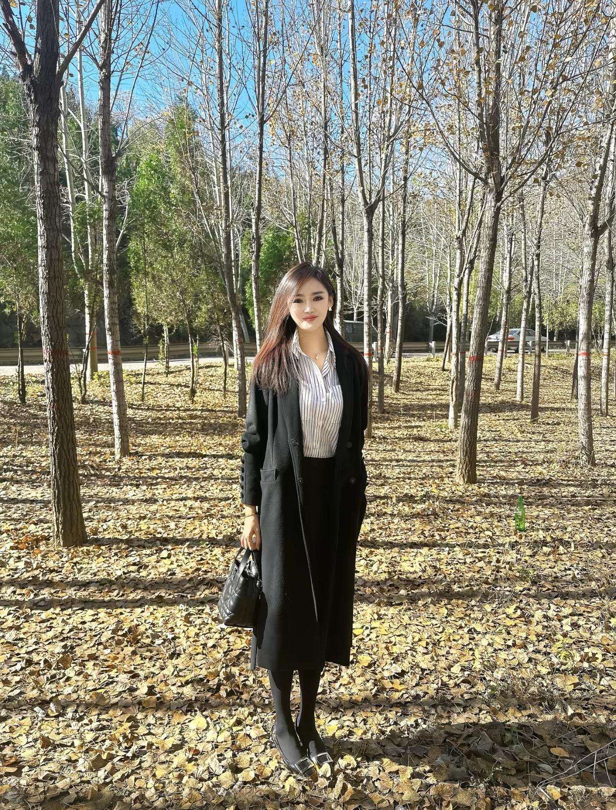 秋日漫步，黑衣少女与落叶共舞