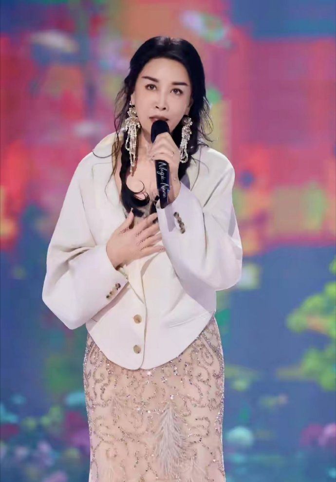 天呐！那英新造型绝绝子，曼妙身材太吸睛，美得让人移不开眼！​​​