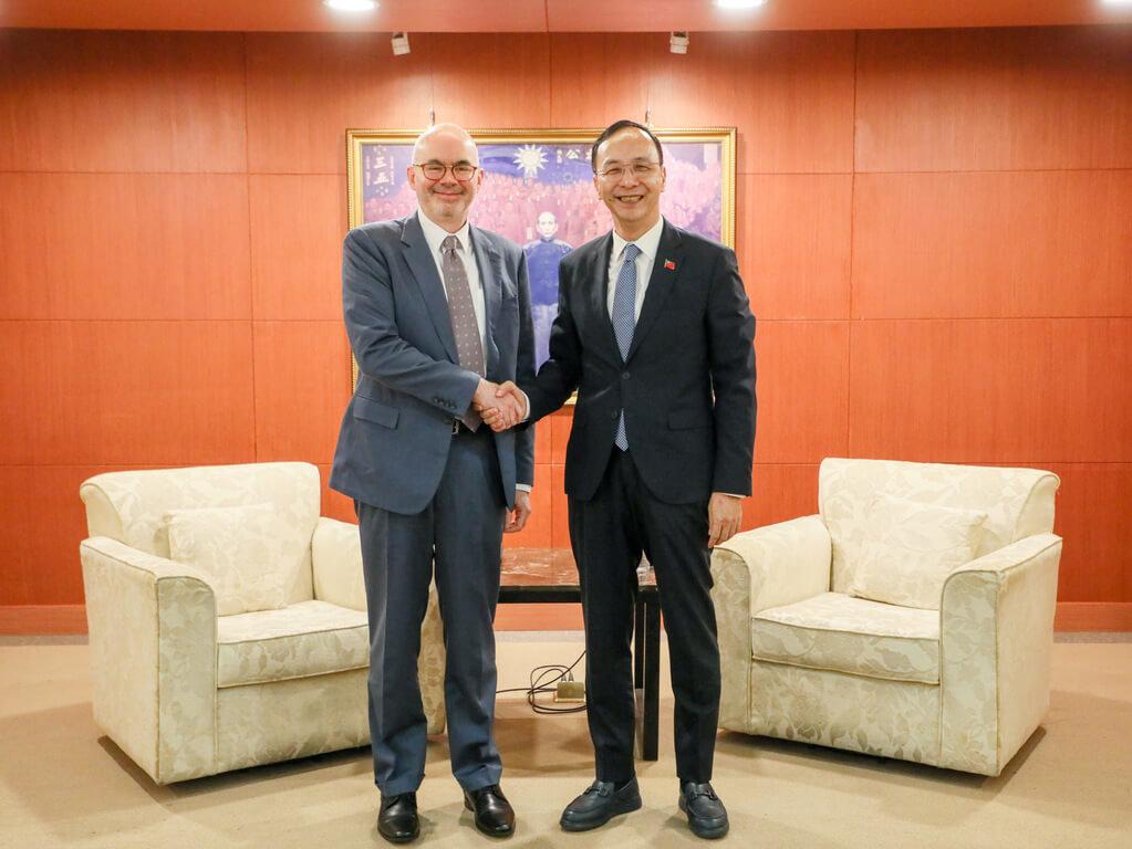 压力接踵而至本周，美国在台协会美国在台湾的机构负责人谷立言要见郑丽文据