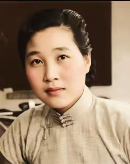 照片上这名美丽的女子名叫姜玉芬，她是抗日战争时期江抗女子别动队指导员。194