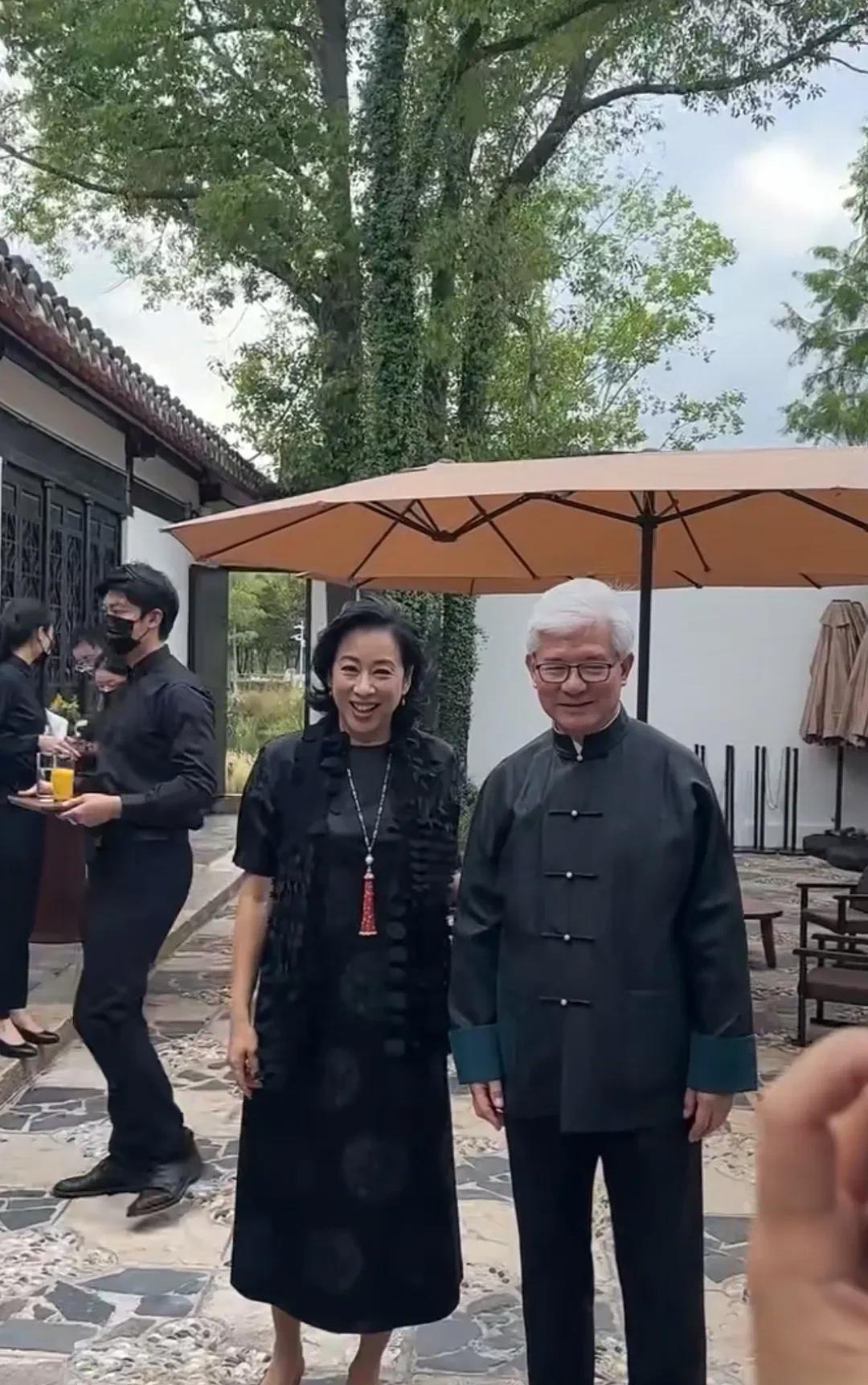 郭晶晶婆婆朱玲玲和现任罗康瑞现身上海，俩人同框，朱玲玲笑的好幸福啊！67岁的朱