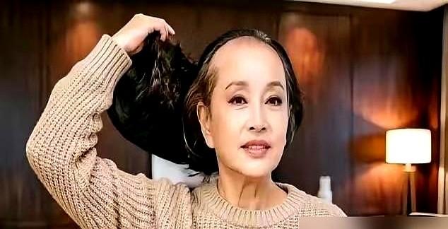 聚光灯下，刘晓庆一把扯下头顶的假发，稀疏的白发直接暴露在几万双眼睛前。台下瞬间死