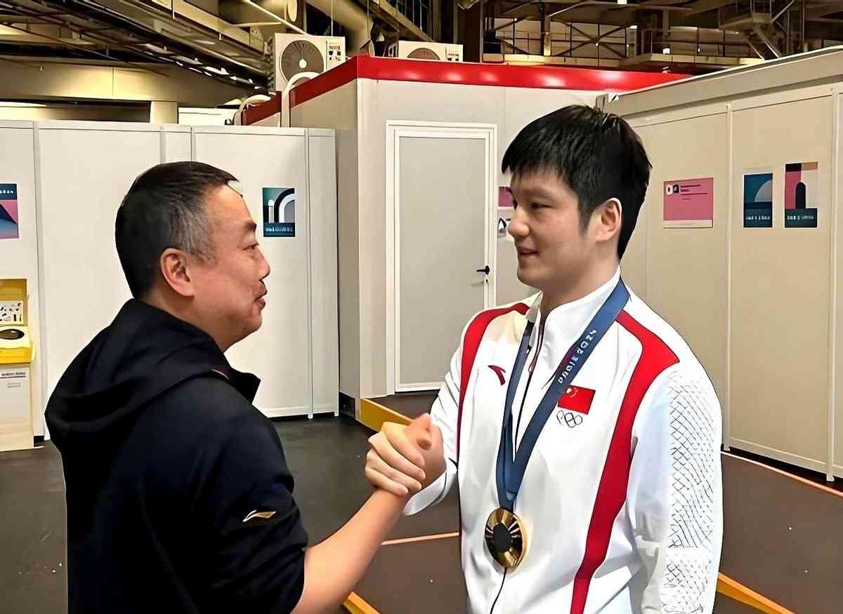 庆功宴的桌子都摆好了，人却全散了。刘国梁、樊振东、陈梦，国乒过去十年最重要的