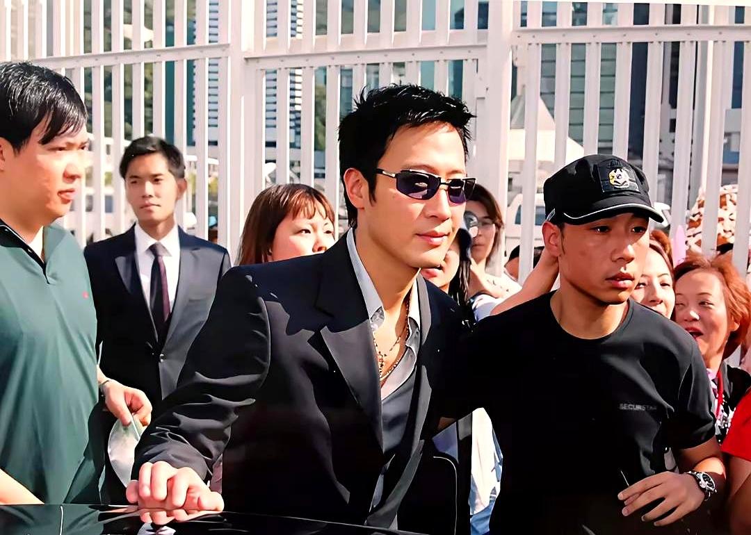 怪不得当年香港不少男明星一跟黎明同台，压力都不小。看了郑伊健这张同框照，真是帅