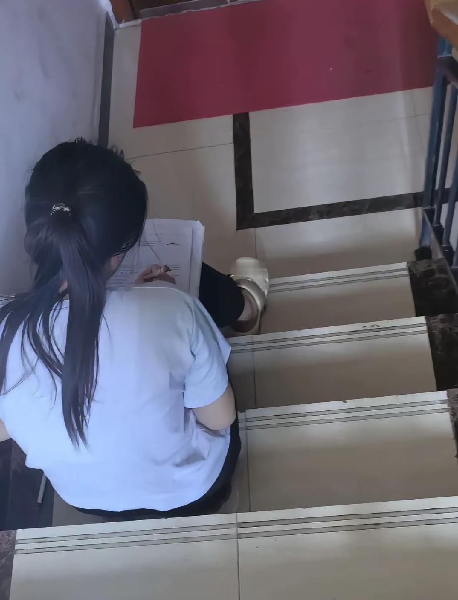 女孩又被家人赶出家门，蹲楼梯间熬夜学习，邻居看清真相瞬间破防。小区楼道里，