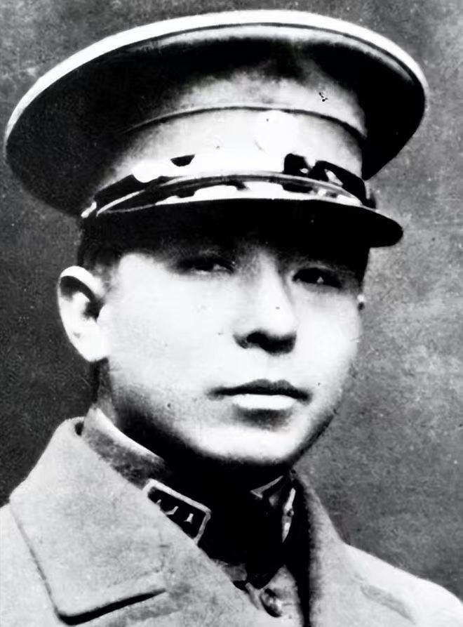 1949年1月21日，蒋介石宣布下野后，直接走出会议厅，元老于右任赶紧追上去：“