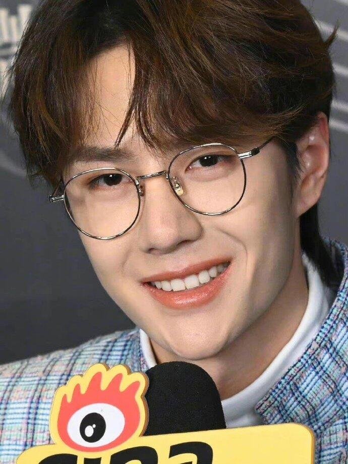 王一博鼻头粉底都亲得蹭没了……​​​