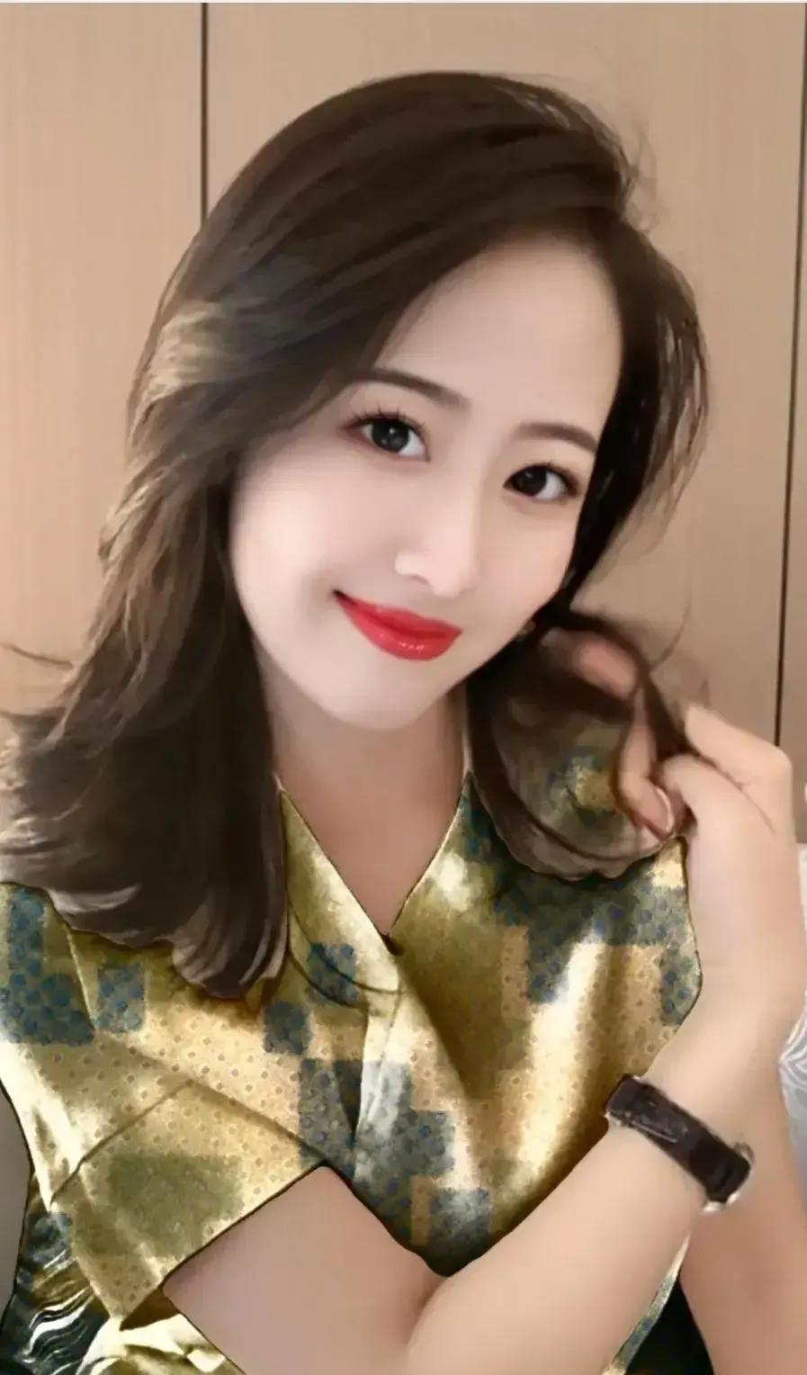 有胃病胃寒的人，经常抱猫有好处，能治愈胃病。因为猫的体温对胃寒有好处。过去我见