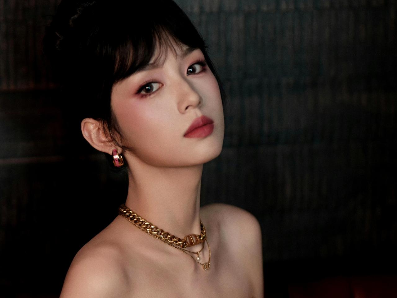 周也红裙杀疯了！清冷明艳直接封神，这才是内娱千金颜值天花板✨周也​​红裙造型