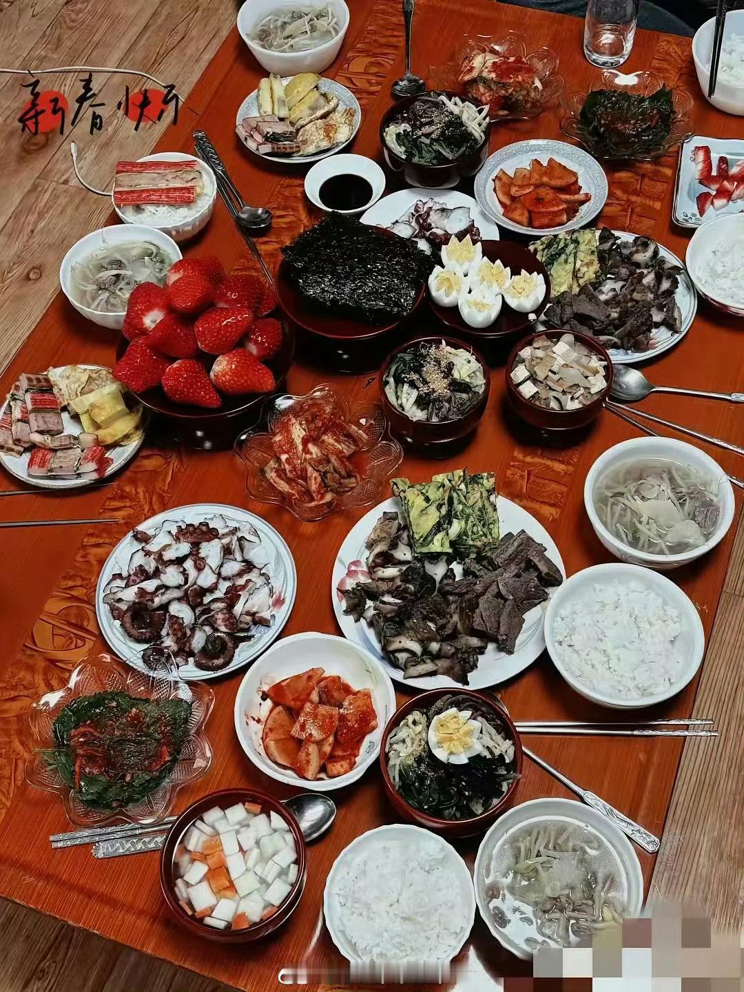 韩国年夜饭不行啊这，居然没有西瓜皮？​​​