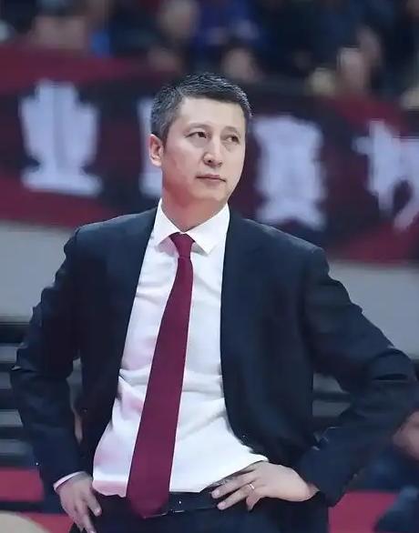 郭士强头要大了！国家队后卫到底要选谁？原本作为球队攻防转换核心的赵睿，因为腿