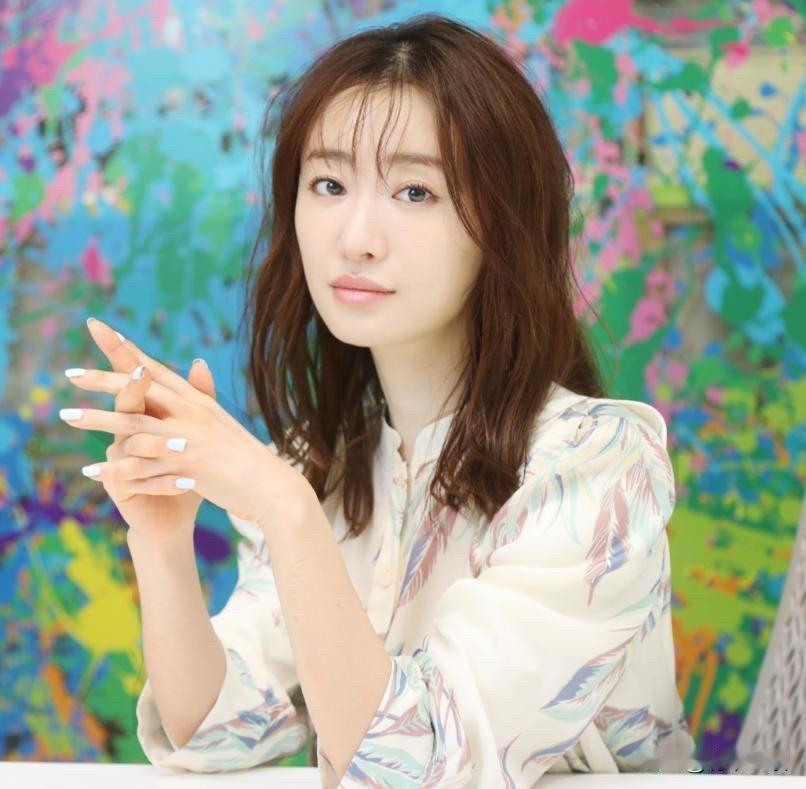 日本娱乐圈最清醒的人出现了！女演员松本真理香在社交平台公开发声，直接捅破那层窗户