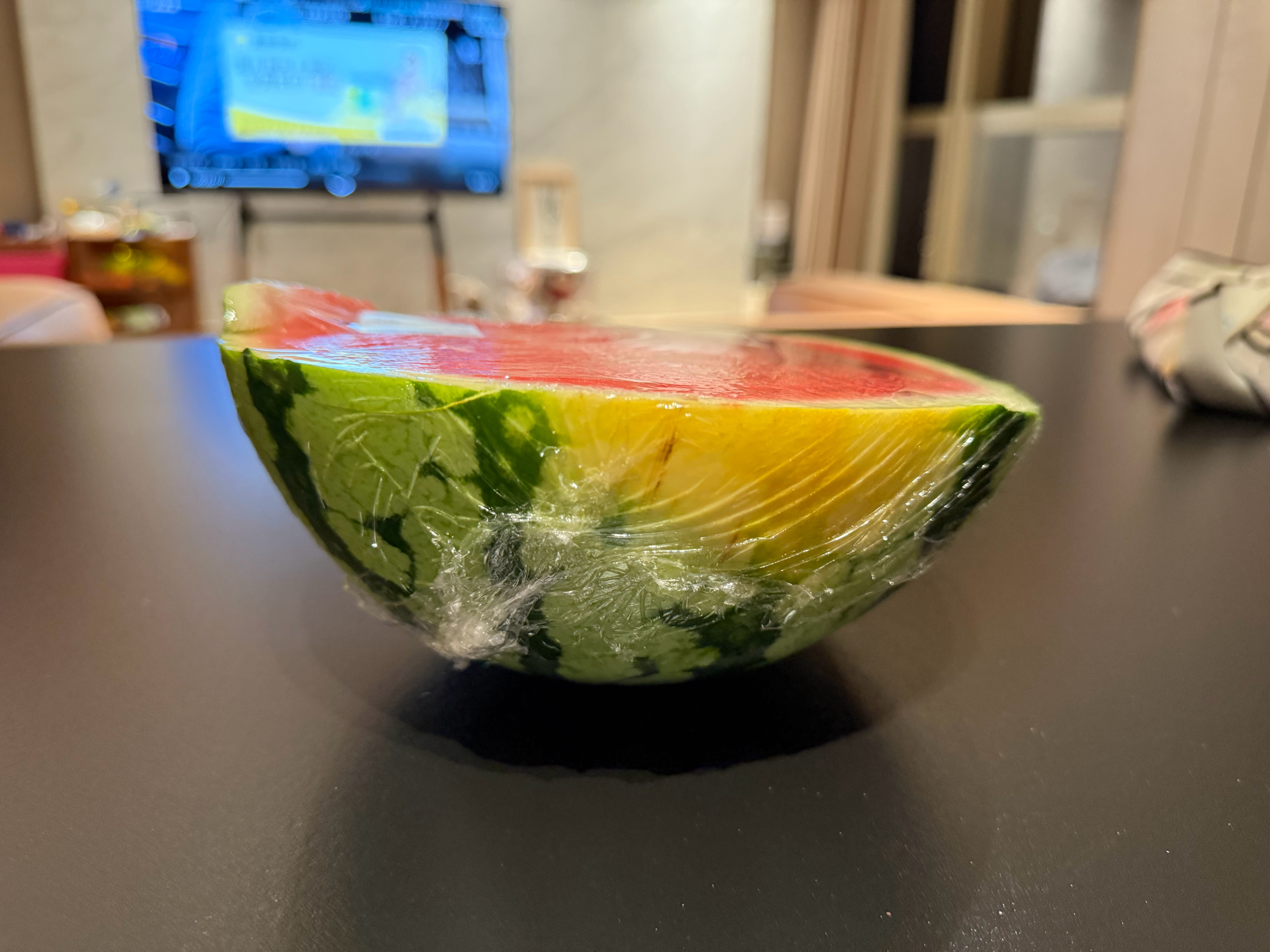 外卖点了一个西瓜🍉，要的是一半给我的怎么看都像三分之一呢？感觉被坑了[哭哭]