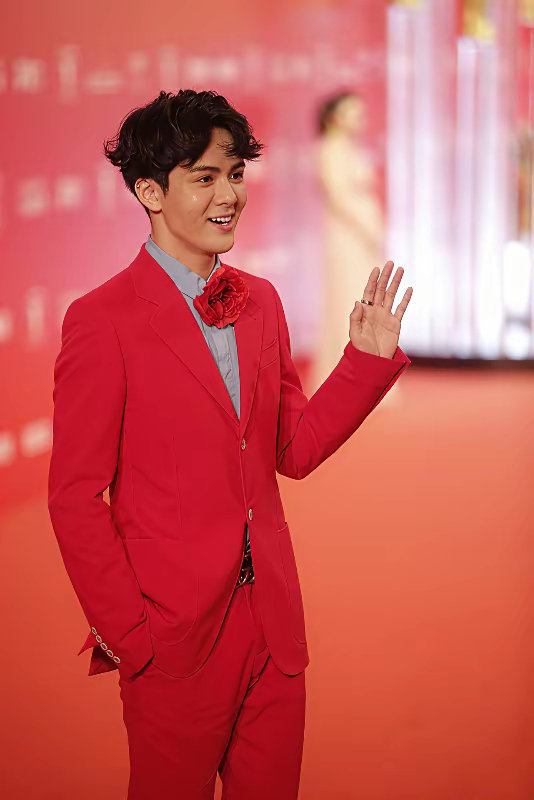 白鹿和曾舜晞，你更看好谁？?白鹿和曾舜晞，一个是1994年出生的新生代小花，一