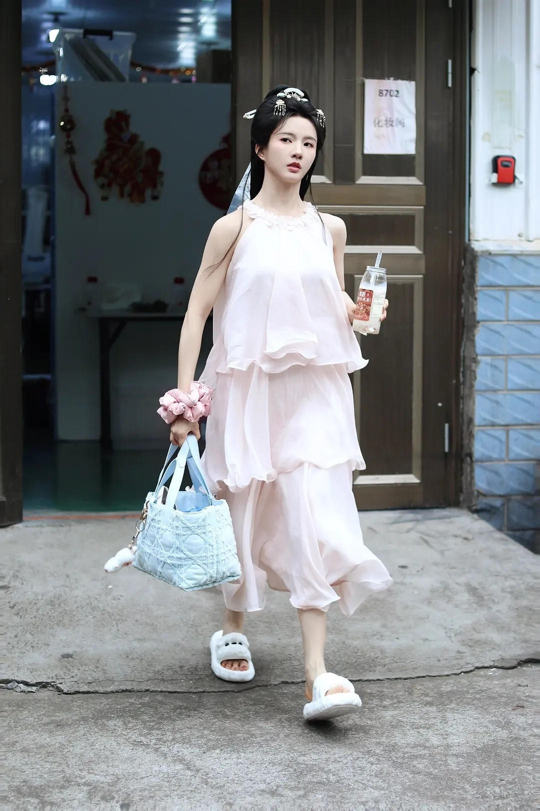 陈瑶刘些宁穿同一件裙子，她穿怎么像山寨版。