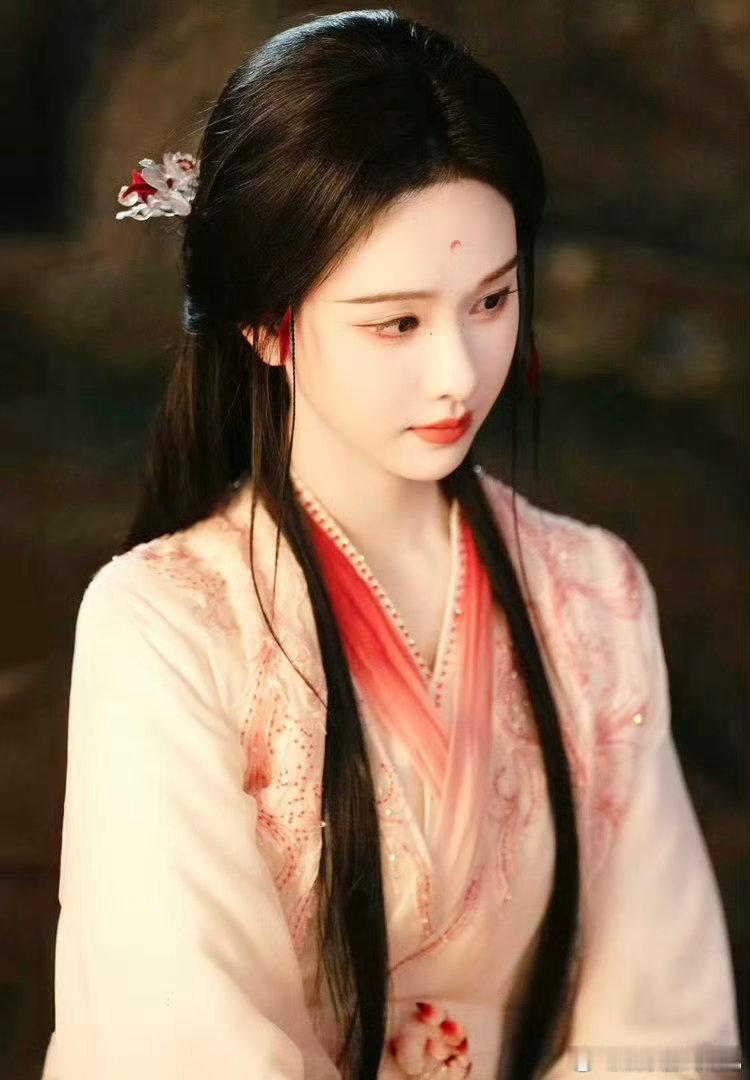 陈都灵怎么哭得乱七八糟的谁懂啊，陈都灵哭得乱七八糟的样子比精致哭戏还戳人！眼眶