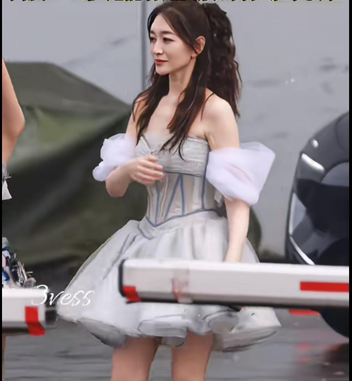 当小伊能静八岁的李小冉也穿了短裙。前几天伊能静穿短裙去游乐场，被人喷老了还装