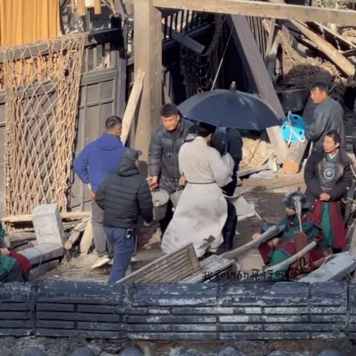 谁说老の2g网不玩手机的？这手机不是放在裤兜里面吗？