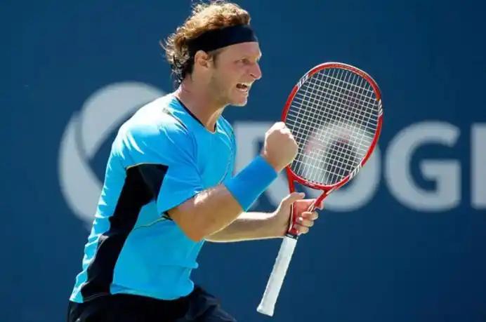 问，网坛历史上有没有人在同一站赛事中，以连续击败费德勒，纳达尔和德约科维奇的方式