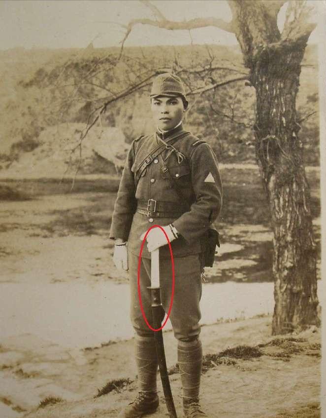 1937年，日军少佐抓到两名漂亮女孩，在等待两人洗澡时时，却不料被她俩给跑了。