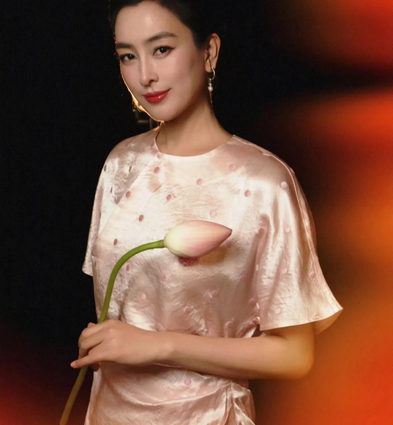 谁懂啊！马苏这套新中式真的戳到我了✨浅粉缎面自带柔光，波点暗纹低调耐看，胸口小
