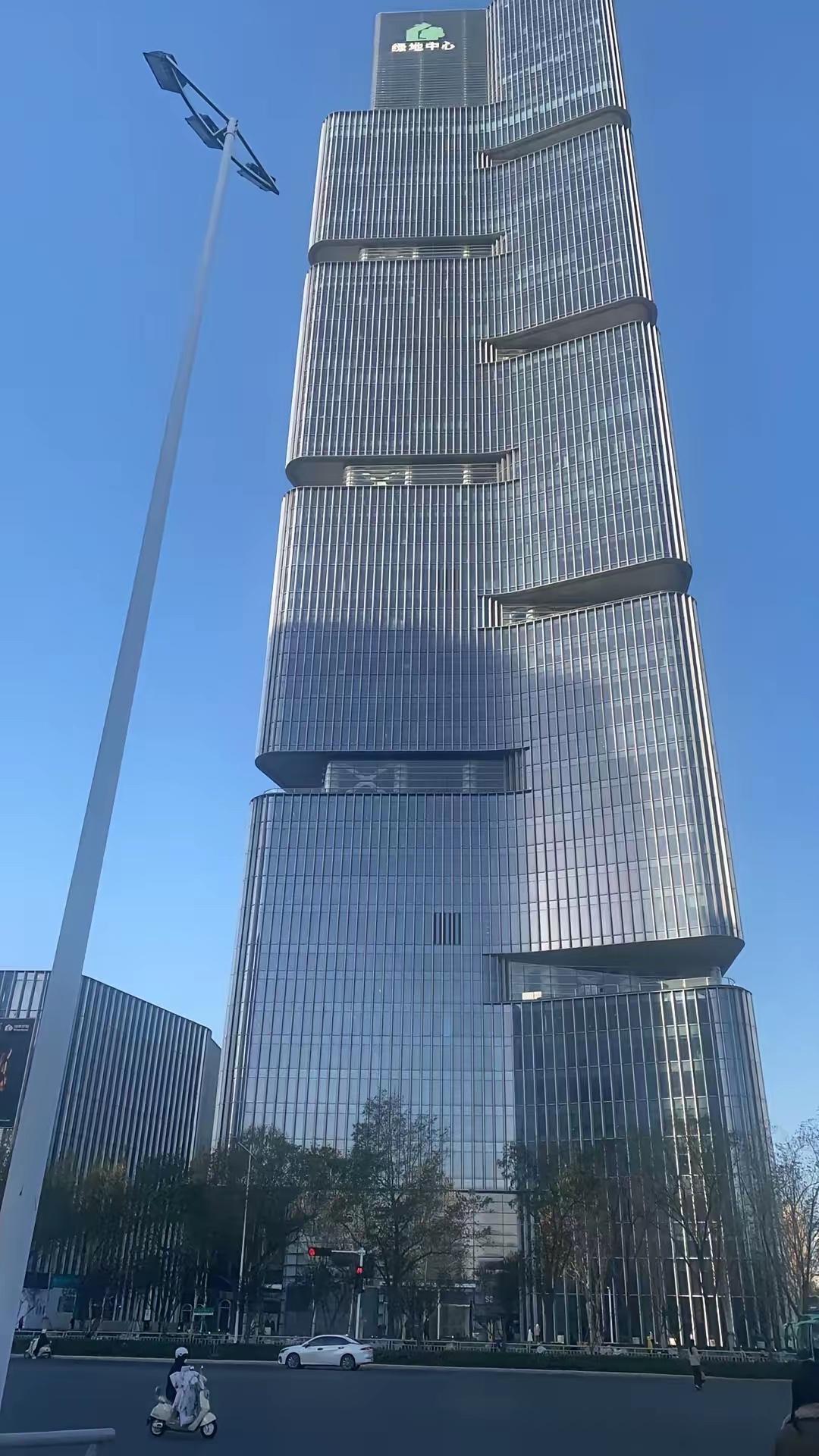 金龙鱼是新加坡企业。目前世界上只有新加坡总理黄循财公开支持日本“搞事糟苗”；新加