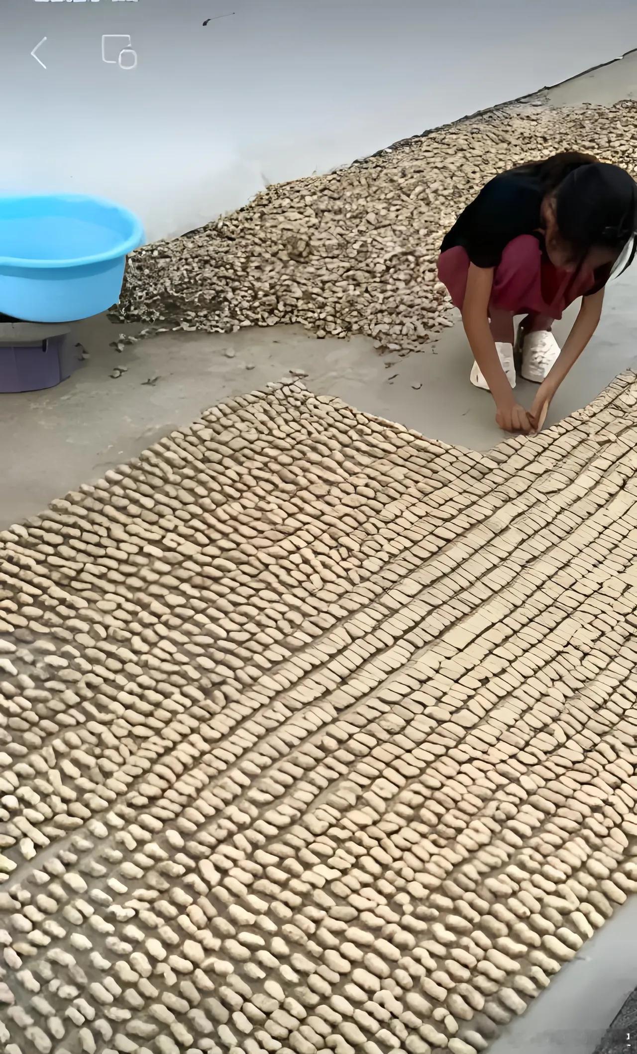 周日了，外婆让外孙女去帮她晒一下花生，半天没见她回屋，原来小姑娘在给每一粒花生排