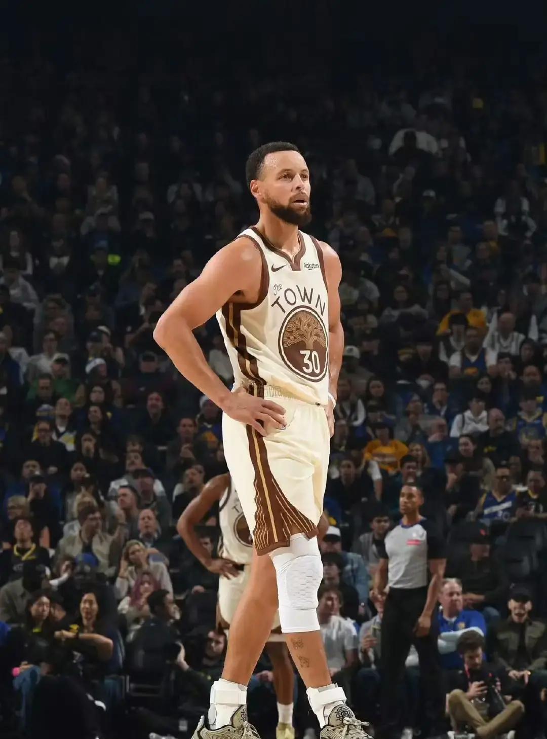 三分烂成渣，勇士却赢了13分！勇士33投10中的三分，篮网42投18中，外