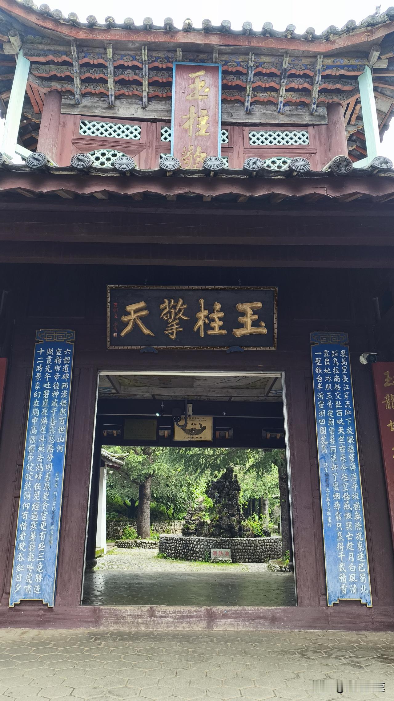 玉龙雪山脚下的玉柱擎天，真是个宝藏小众景点。它曾是明朝木氏土司的避暑胜地，有着3