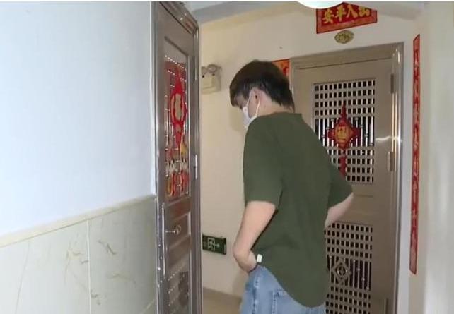 广东一男子因为忘了带家里的钥匙，于是就在网上找了一个开锁师傅，原本以为开锁一百多