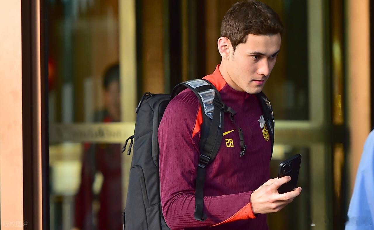 本届熊猫杯有两个球员令邵佳一印象深刻，拜合拉木和汪士钦。拜合拉木本赛季在俱乐部0