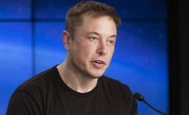 马斯克这几天对着采访镜头拍大腿悔得肠子都青了，声称要是早知道这活儿这么坑，倒贴钱