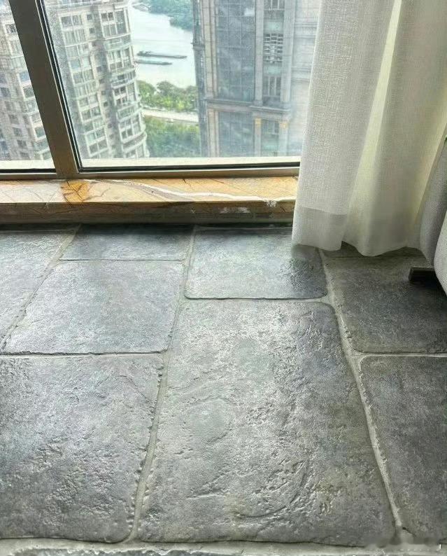 上海有位女主晒出了她家的地砖，结果这地砖在装修圈子里可是炸了锅，大家都说太牛了！