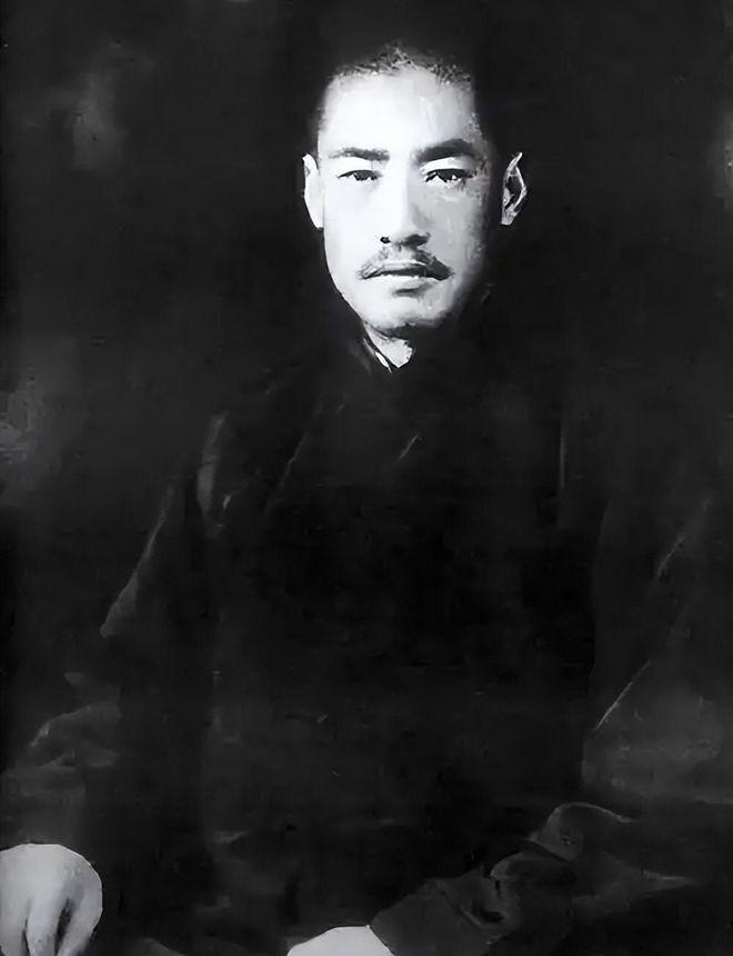 1942年8月，马步芳在蒋介石登机离开后，马步芳对着身边的部下说道：我们多送礼，