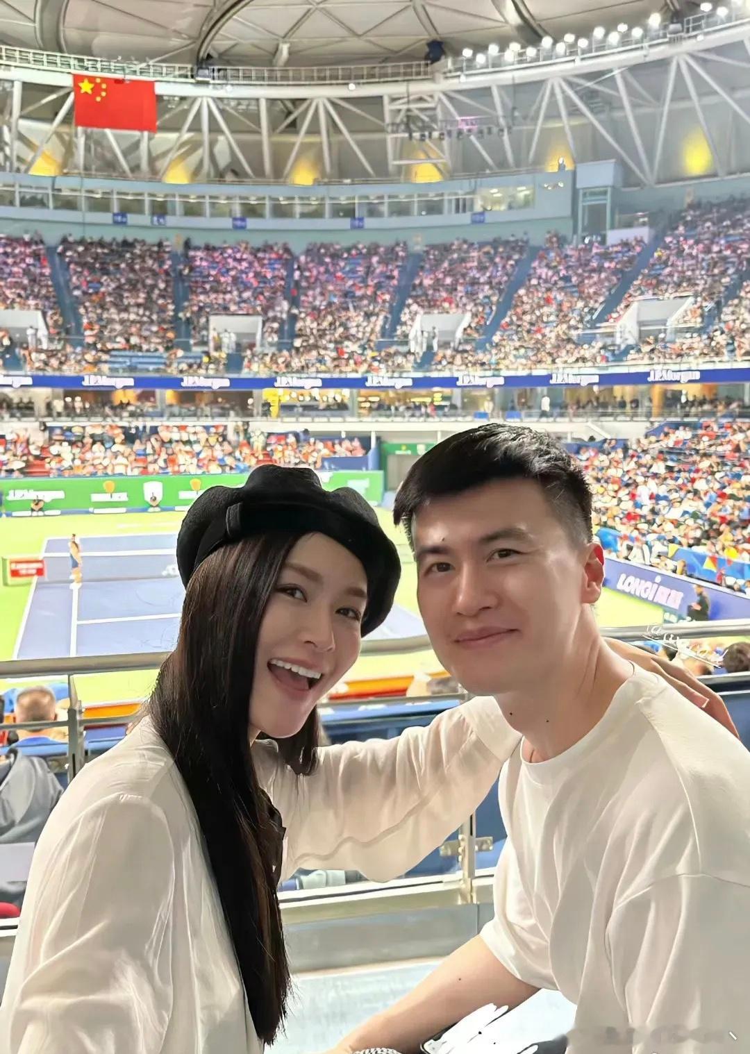 文咏珊的富豪老公超帅！不仅有钱，颜值也高，结婚多年把她养得跟小姑娘一样。