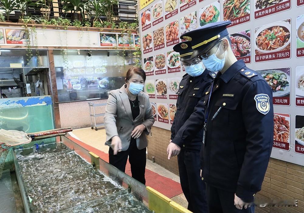 广东，某餐饮店卖三文鱼生和鲷鱼片，生意一般，市监局得知，上门检查，没想到，竟在三