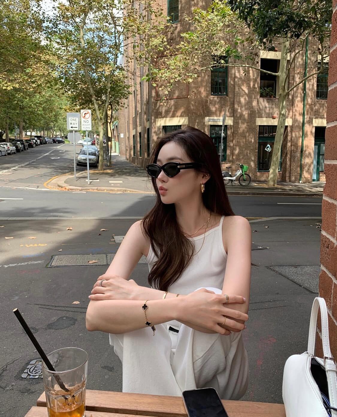 纯白也能超有氛围感！韩国欧尼最爱的一身白，用材质碰撞穿出高级层次～🔹慵懒