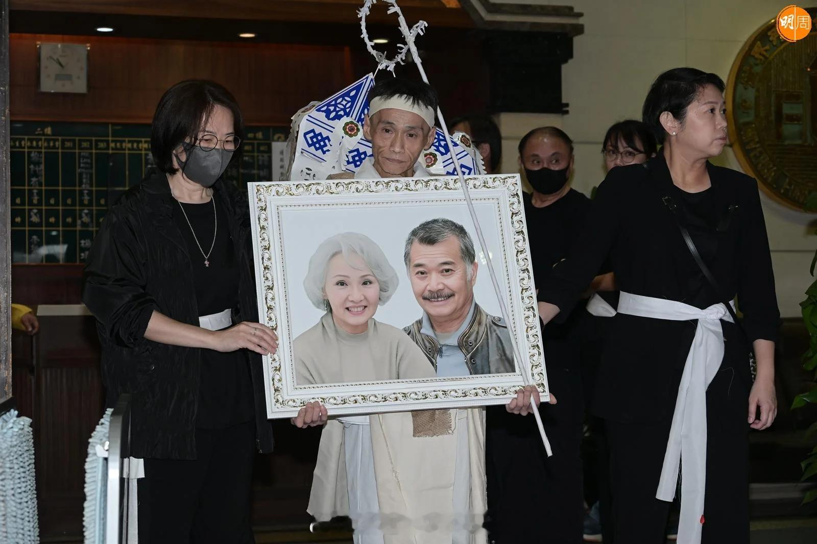 唐佳雪妮举殡冯宝宝姜大卫狄龙哀伤送别唐佳、雪妮丧礼在红磡世界殡仪馆举行，今早（