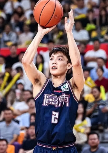 高端局不必强求徐杰的发挥，他的身高和速度，现在已经是极限！昨日广东对山西一战，