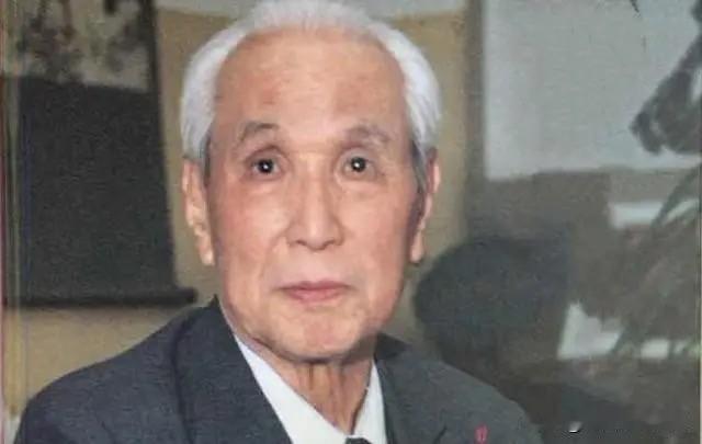 他39岁任二野后勤司令员兼政委。42岁任第一机械工业部副部长、部长。60岁任四川