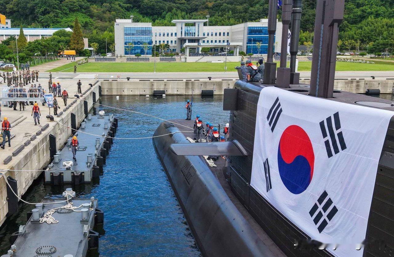 🇰🇷韩国海军“岛山安昌浩”号（SS-083）潜艇于2026年3月25日启航