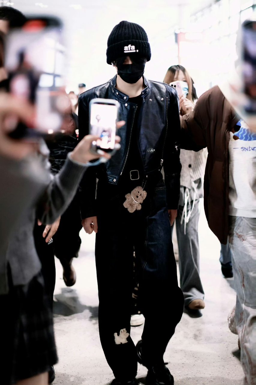 穆祉丞毛绒小狗挂件穆祉丞皮衣造型穆祉丞毛绒小狗挂件真的好可爱啊