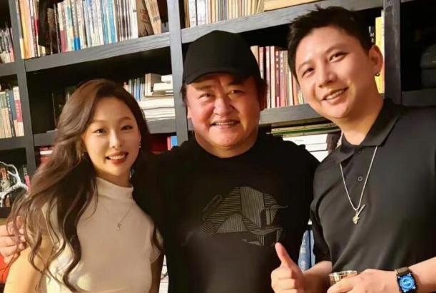 都是一头卷发，刘欢身旁那位年轻女子靓丽无比，他旁边的中年女子看起来很一般，年轻真