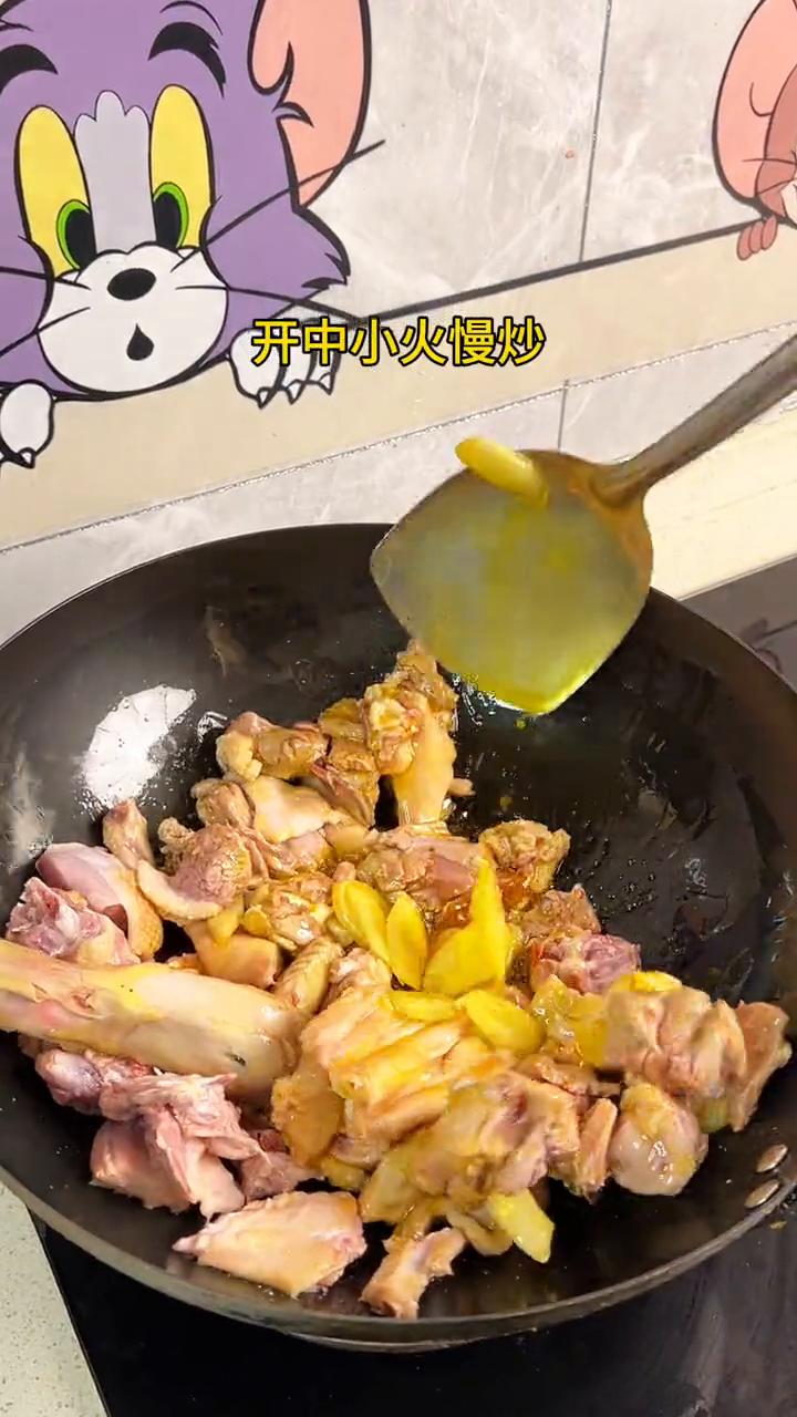 仔姜鸭。·油热下入仔姜，炒香后下入麻鸭，开中小火慢炒，将鸭肉水分煸炒出来。·