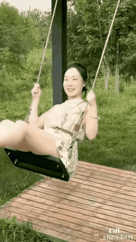 小女孩走到她跟前，说了一句啥，她就不荡了？