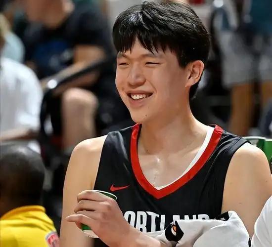 杨瀚森新赛季首秀暴露的三大亮点&三大不足：✅三大亮点1、身体硬件全面升