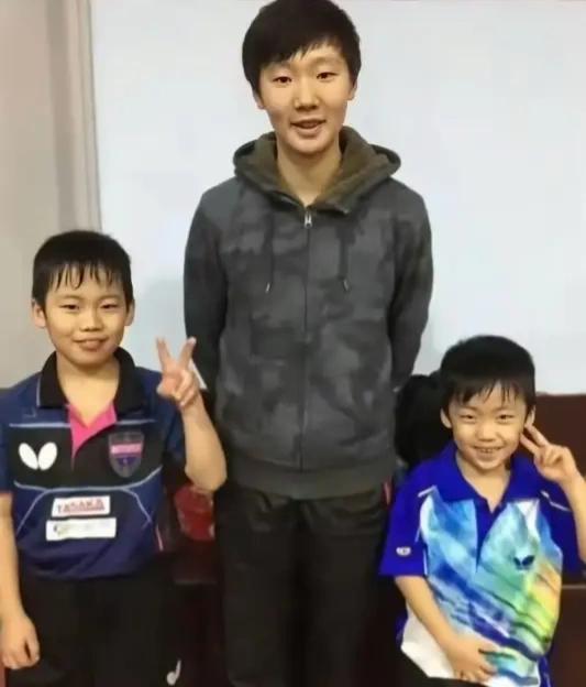 最近我看到一张老照片，看完不由得感慨体育的奇妙。照片里少年时期的王曼昱站在中